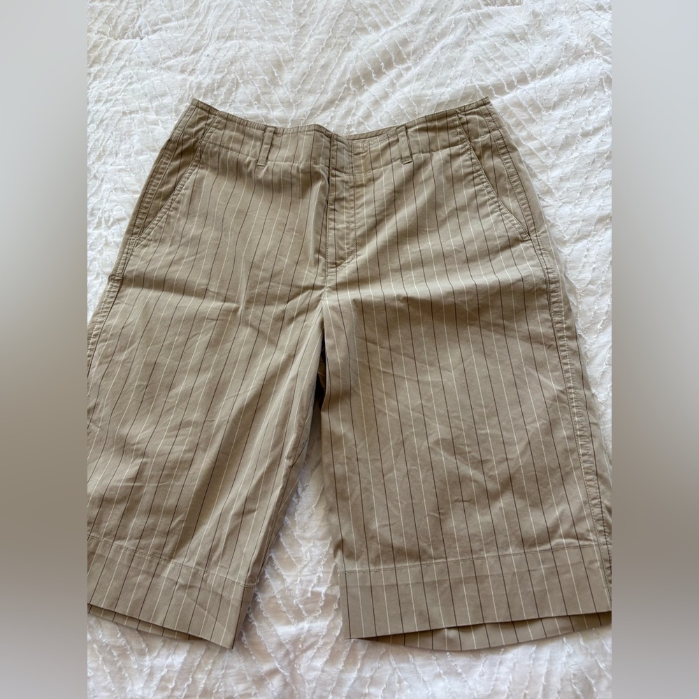 Liz Claiborne Pin Striped Bermuda Shorts. NWOT 6